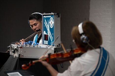 ASA-CHANG＆巡礼ニューヨーク公演の様子。（Courtesy of ISSUE Project Room. Photography by Aaron Rosenblum.）