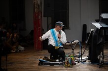 ASA-CHANG＆巡礼ニューヨーク公演の様子。（Courtesy of ISSUE Project Room. Photography by Aaron Rosenblum.）