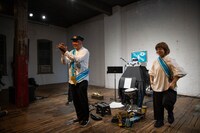 ASA-CHANG＆巡礼ニューヨーク公演の様子。（Courtesy of ISSUE Project Room. Photography by Aaron Rosenblum.）