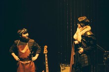 カズケウスに扮する尾崎和樹（Dr）と、フミティ将軍に扮する岩井郁人（G）。（Photo by Masato Yokoyama）