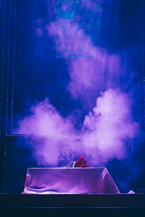 不穏な空気を放つM王の棺。（Photo by Masato Yokoyama）