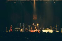 「Galileo Galilei Tour 2024 "Tour M"」の様子。正気を取り戻したM王と、彼を支えるフミティ将軍（中央）。（Photo by Masato Yokoyama）