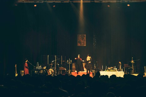 「Galileo Galilei Tour 2024 "Tour M"」の様子。正気を取り戻したM王と、彼を支えるフミティ将軍（中央）。（Photo by Masato Yokoyama）