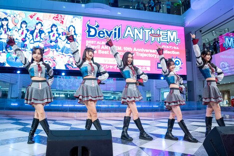 Devil ANTHEM.によるライブの様子。