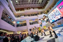 Devil ANTHEM.によるライブの様子。