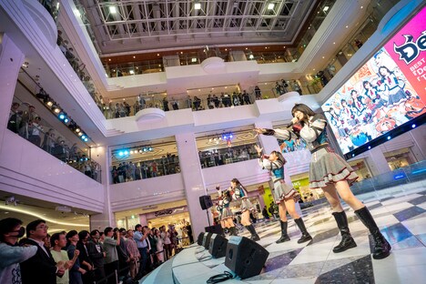 Devil ANTHEM.によるライブの様子。