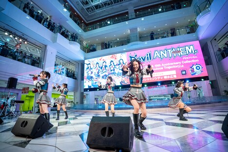 Devil ANTHEM.によるライブの様子。
