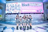 噴水の前に立つDevil ANTHEM.。