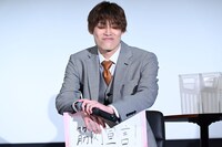 照れをごまかそうとする高松アロハ（超特急）。