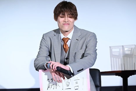 照れをごまかそうとする高松アロハ（超特急）。