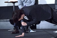 床に向かって「だったらうちに来るか？」と誘う犬飼貴丈。