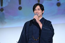 貫禄たっぷりにセリフを放つ高橋光臣。