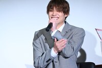 犬飼貴丈のセリフ披露に喜ぶ高松アロハ（超特急）。