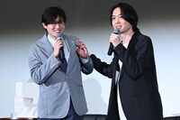 西垣匠の筋肉を触る犬飼貴丈。