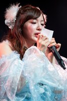 質問を読み上げる中山莉子。