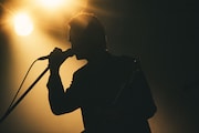 柳瀬二郎(Vo, G / betcover!!)(Photo by Kana Tarumi)