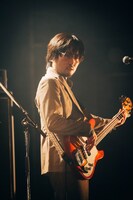 吉田隼人（B / betcover!!）（Photo by Kana Tarumi）