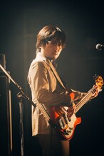 吉田隼人（B / betcover!!）（Photo by Kana Tarumi）