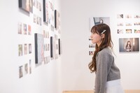 展示を眺める中山莉子。