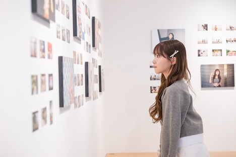 展示を眺める中山莉子。