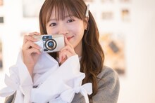 8年使い込んだ愛用のカメラを構える中山莉子。