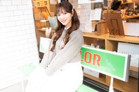 レトロなフジカラーのベンチに腰掛ける中山莉子。