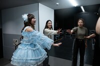 見学に来た風見和香（中央）と一緒に円陣を組む中山莉子（左）。