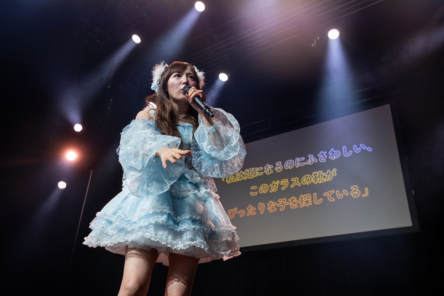 「仮契約のシンデレラ」冒頭の王子様のセリフをレクチャーする中山莉子。