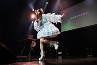 ポーズを決める中山莉子。