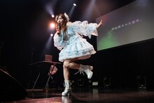 ポーズを決める中山莉子。