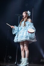 太鼓を構える中山莉子。