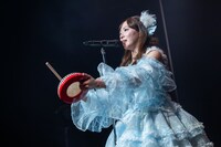 太鼓を打ち鳴らす中山莉子。