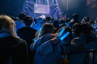 「永遠に中学生」で一斉に肩を組む観客。