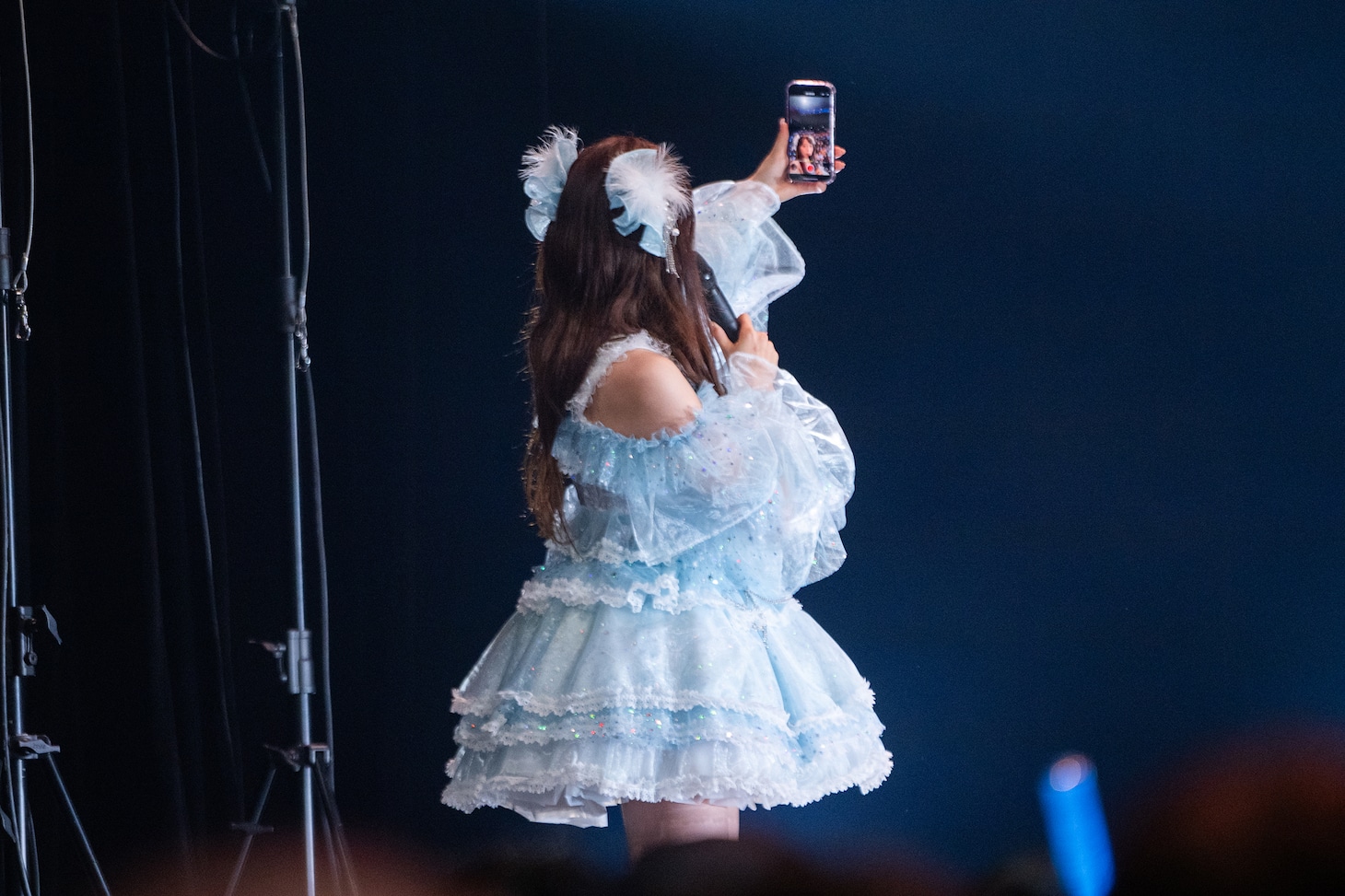 自撮りする中山莉子。