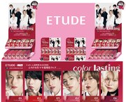 RIIZEを起用した「カラーラスティンググロウスティック」ディスプレイのイメージ。