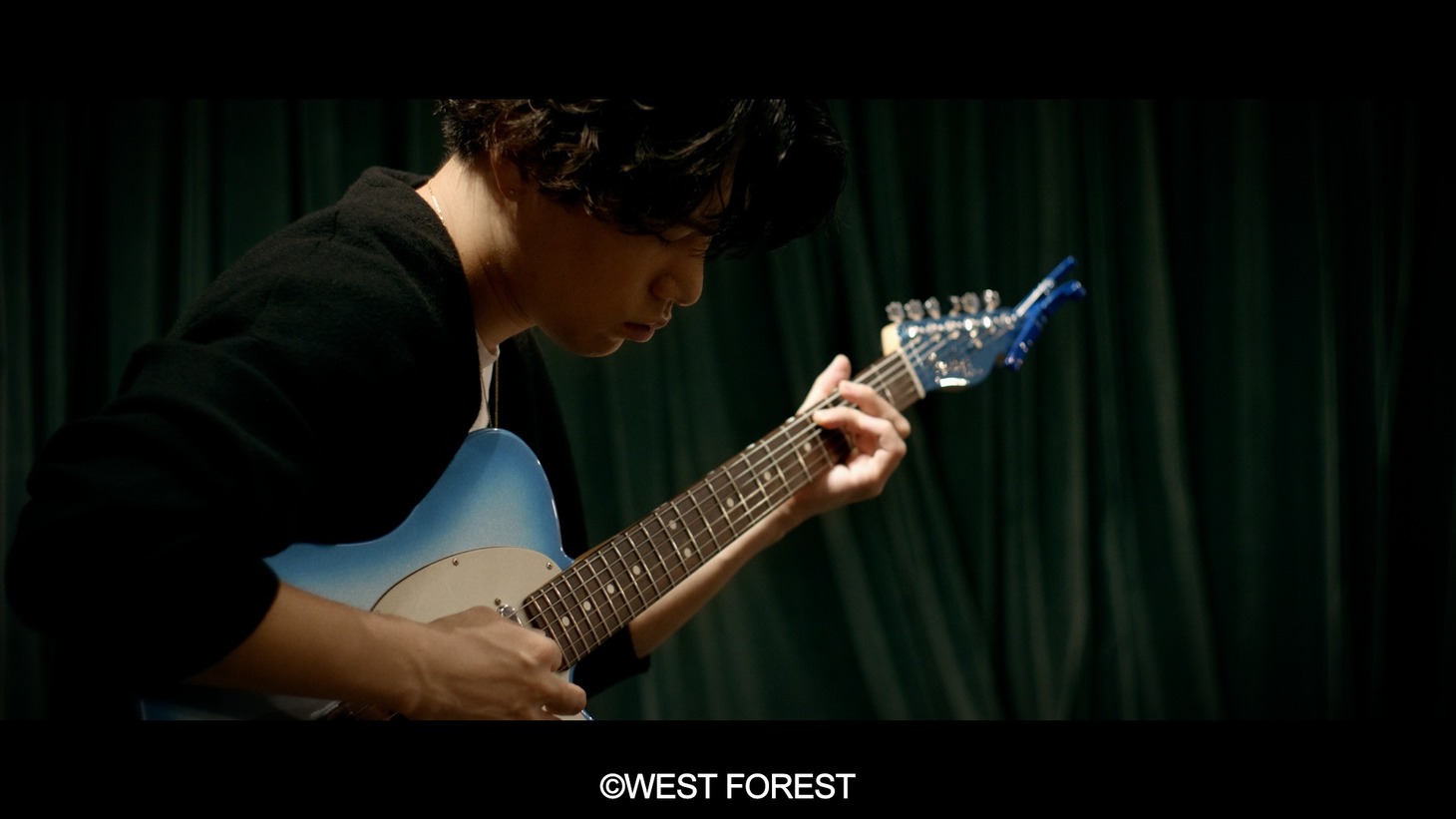 TENSONG「ゼロ」ミュージックビデオより。