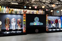 「WEST. 10周年記念展 関西七色男大祭り」の様子。