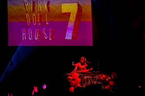 DJブースに現れた星名美怜。