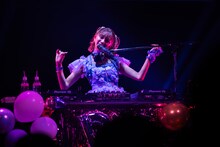 自分のプレイに合わせて「ハイタテキ！」を踊るDJ星名美怜。