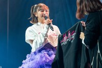 自らシルクプリントを施した新作パーカーをプレゼントする星名美怜。