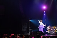 TikTok撮影を行う星名美怜。