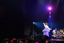 TikTok撮影を行う星名美怜。