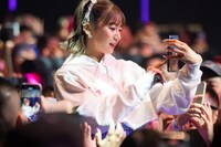 観客のスマートフォンを奪い、TikTok用の動画を撮影する星名美怜。