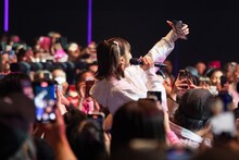 観客のスマートフォンを奪い、TikTok用の動画を撮影する星名美怜。