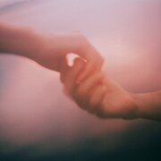 映秀。「ほどほどにぎゅっとして」ジャケット