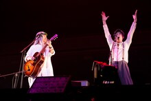 「農夫と神様～大きなイチモツ～」をカバーする奥田民生と浜崎貴司（FLYING KIDS）。