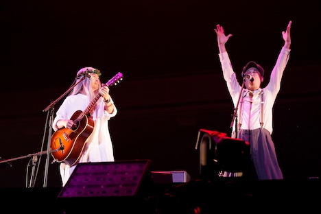 「農夫と神様～大きなイチモツ～」をカバーする奥田民生と浜崎貴司（FLYING KIDS）。