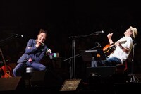 トータス松本（ウルフルズ）と奥田民生。