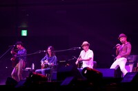 どぶろっくに挟まれながら「もしかしてだけど」を披露する吉井和哉と奥田民生。