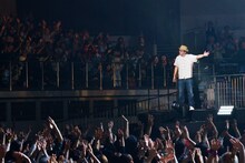 観客に挨拶する奥田民生。